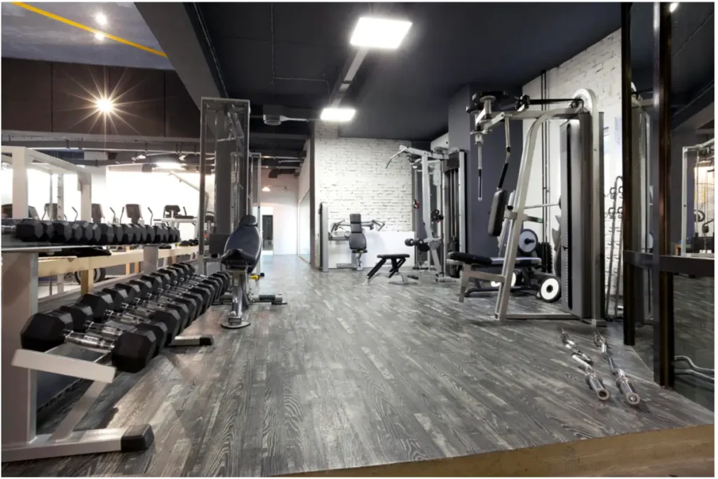 Træningsgulv i et fitnessrum