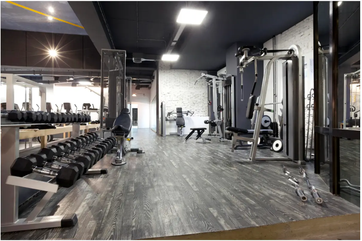Træningsgulv i et fitnessrum